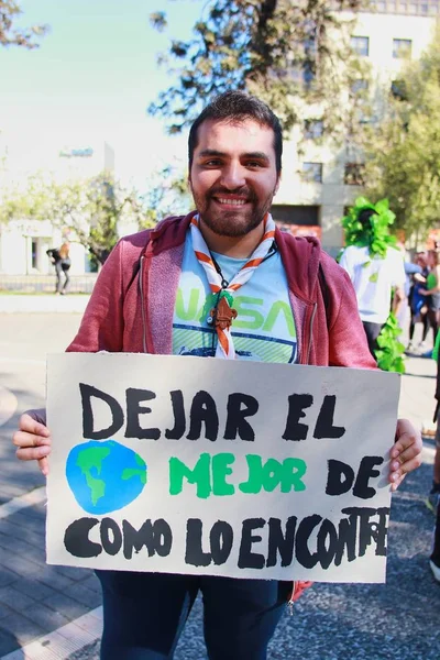 サンティアゴ2019年9月20日 サンティアゴでの地球規模のストライキでは 将来のために金曜日に抗議する学生がいます 空までの手とポスター — ストック写真