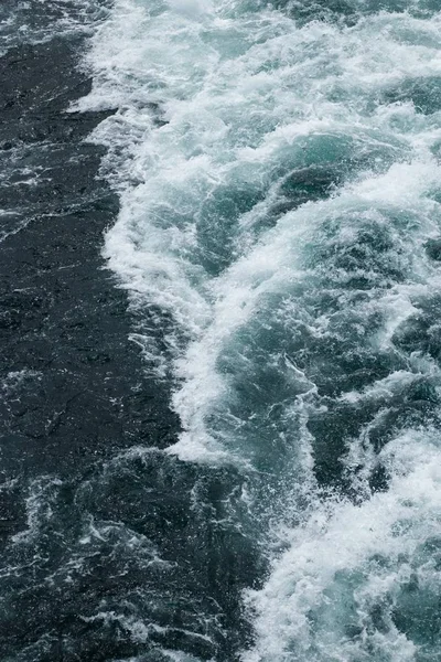 Αφρώδη κύματα στην επιφάνεια του νερού πίσω από το κρουαζιερόπλοιο — Φωτογραφία Αρχείου