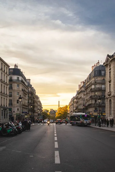 Δρόμος που περιβάλλεται από κτίρια κάτω από ένα συννεφιασμένο ουρανό κατά τη διάρκεια του ηλιακού φωτός στο Παρίσι στη Γαλλία — Φωτογραφία Αρχείου