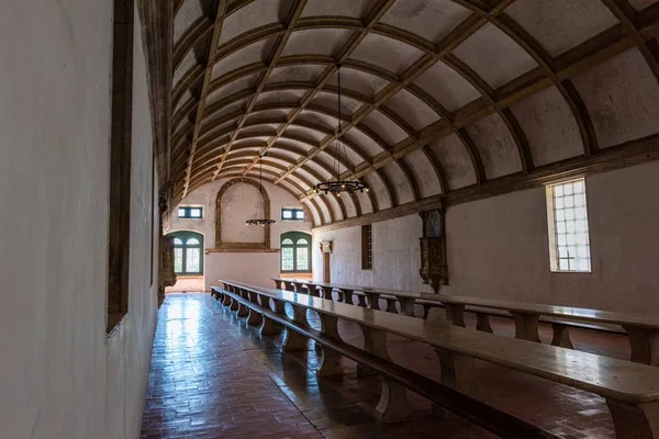 Salões do Convento de Cristo com janelas e candeeiros em Tomar em Portugal — Fotografia de Stock