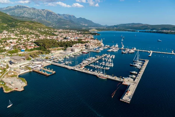 Aerial shot of boats near the dock with buildings on the shore in Montenegro, Kotor — 스톡 사진