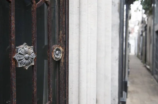 รูปปิดของมือจับประตูสนิม — ภาพถ่ายสต็อก