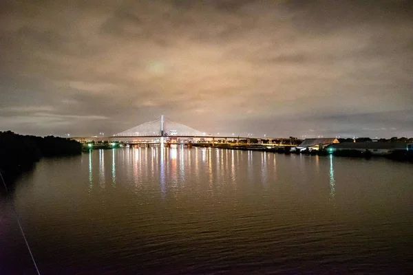 Luci del ponte riflesse nell'acqua scura di notte — Foto Stock