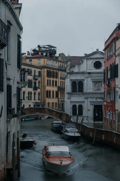 Tiro Vertical Cenário Barcos Navegando Nos Canais Histórica Veneza — Fotografia de Stock