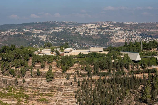 Landschaft von Yad Vashem unter einem bewölkten Himmel in jerusalem in Israel — Stockfoto
