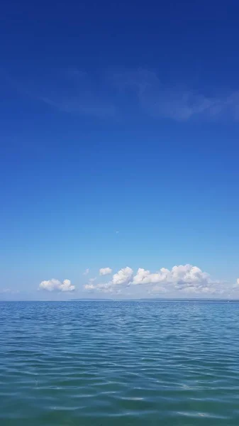 Mesmerizing scenery of the calm ocean waves under the clear sky — Stock Photo, Image