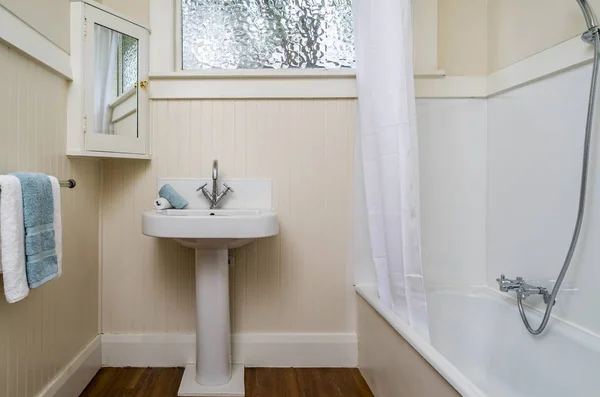 Mała łazienka z oknem w mieszkaniu — Zdjęcie stockowe