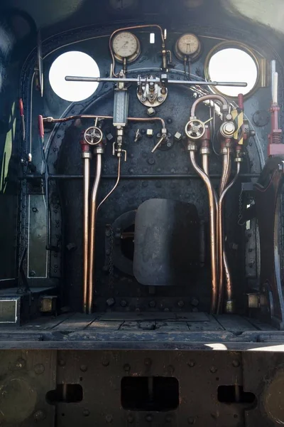 Vertical picture of the rusty machine of a train under sunlight in the UK — Stock Photo, Image