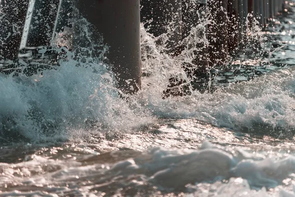 Пірс Бетонними Колонами Біля Божевільних Морських Хвиль Вдень — стокове фото