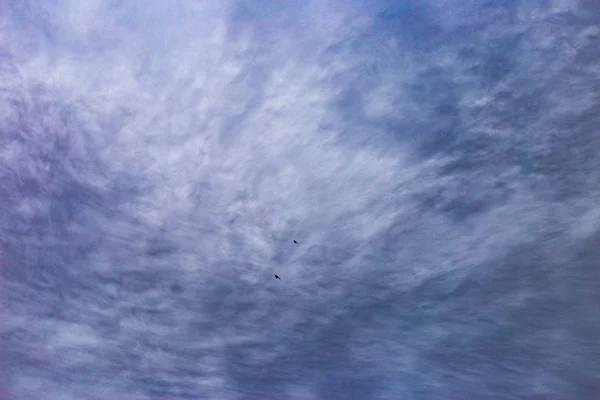 Cielo nuvoloso blu durante il giorno - un quadro fresco per sfondi e sfondi — Foto Stock