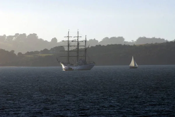 Belo tiro do mar com um navio na distância — Fotografia de Stock