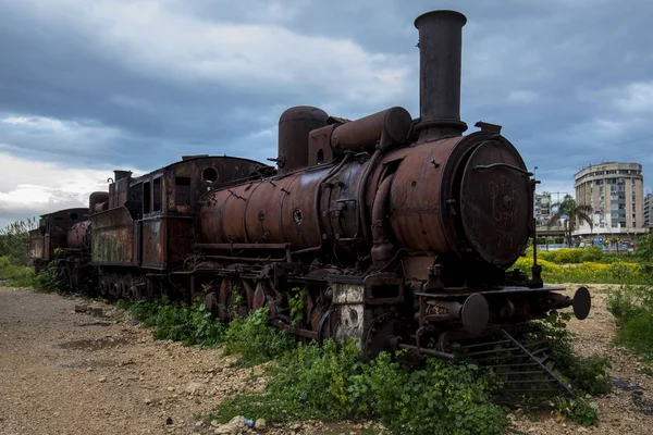 Oude locomotief achtergelaten op een prachtig veld in Libanon — Stockfoto