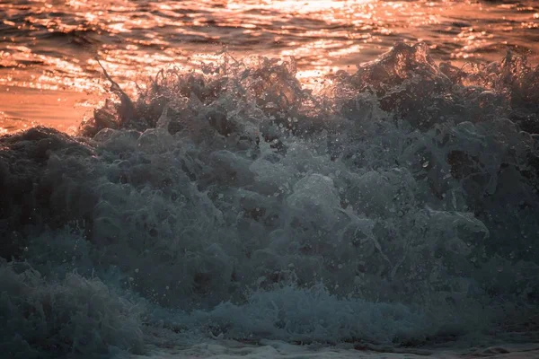 Piękne Krajobrazy Burzliwego Morza Odbiciem Zachodu Słońca Idealne Tło Lub — Zdjęcie stockowe
