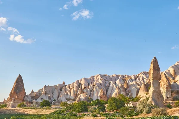 Hermosa foto de una montaña con un cielo azul en el fondo durante el día — Foto de Stock