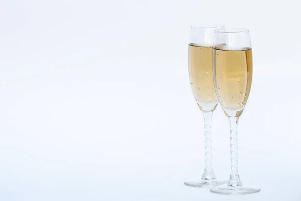 Due Bicchieri Champagne Una Superficie Bianca Con Uno Sfondo Bianco — Foto Stock