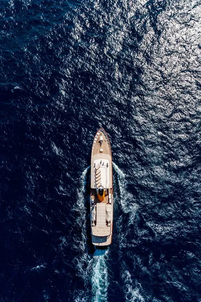 Luchtfoto verticaal van een boot die op zee vaart — Stockfoto