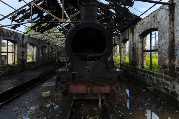 Vista bonita de uma locomotiva quebrada velha em uma estação de trem velha capturada em Líbano — Fotografia de Stock