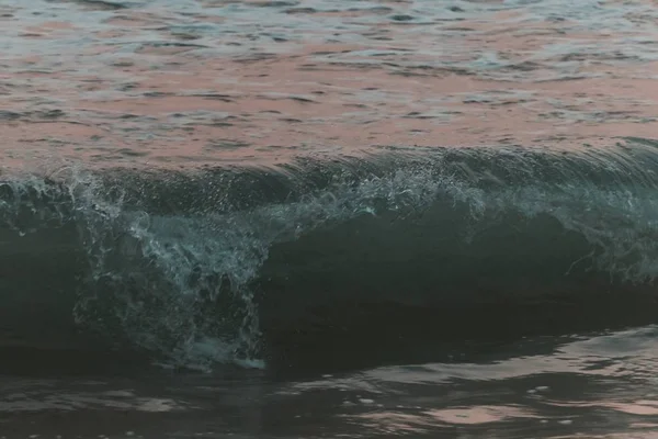 风风雨雨的大海中美丽的风景 有日落的映照 很适合背景或墙纸 — 图库照片