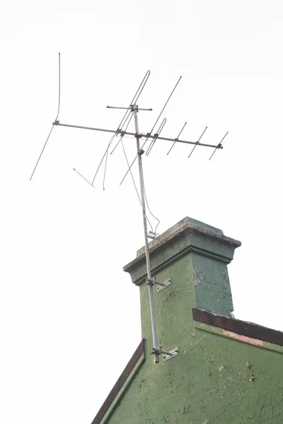 Captura vertical de ángulo bajo de una antena de televisión bajo el cielo despejado — Foto de Stock