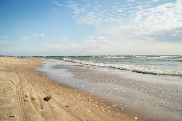 Пейзаж пляжу в оточенні моря під хмарним небом і сонячним світлом — стокове фото