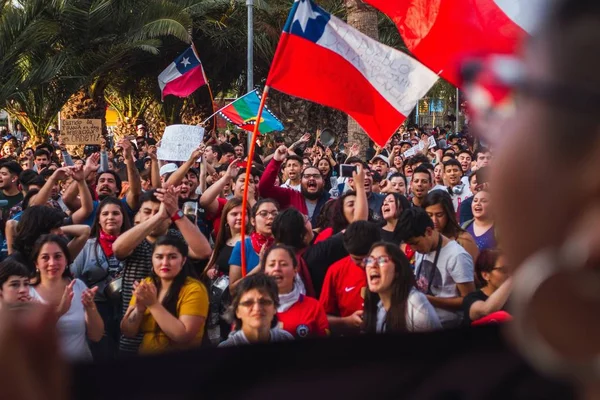 Protestas de Santiago muestran su insatisfacción con el gobierno chileno por la crisis social —  Fotos de Stock