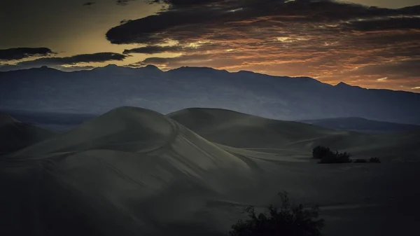 Kanyondaki Issız Bir Manzarada Nefes Kesici Bir Gün Batımı — Stok fotoğraf