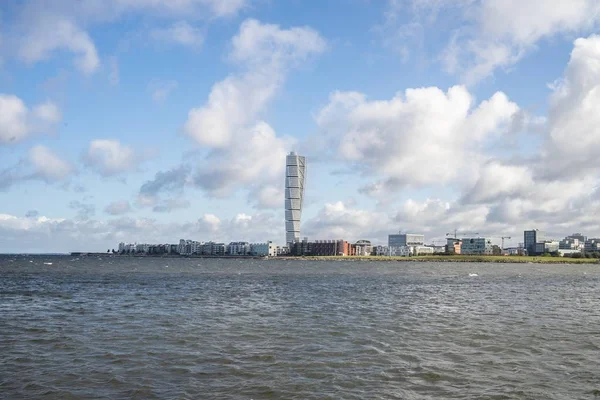 Krajobraz morza otoczony zielenią z Turning Torso na tle Szwecji — Zdjęcie stockowe