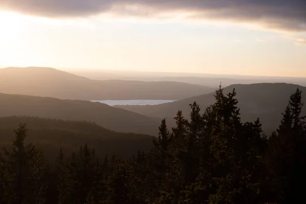 Hisnande Utsikt Över Sjön Omgiven Kullar Den Molniga Himlen Fångas — Stockfoto