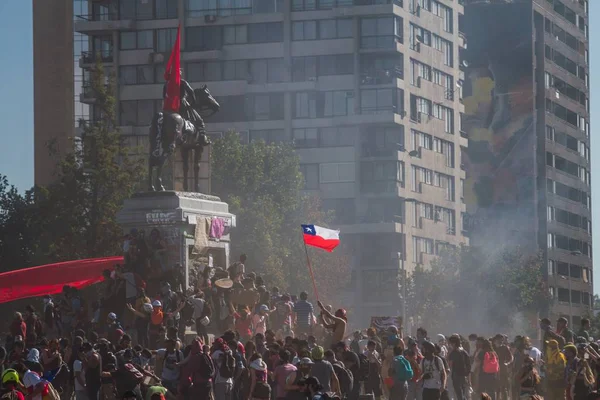 Protestos de Santiago mostram sua insatisfação com o governo chileno devido à crise social — Fotografia de Stock