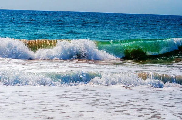 Gyönyörű nyugtató és fröcskölő óceáni hullámok egy napsütéses napon — Stock Fotó