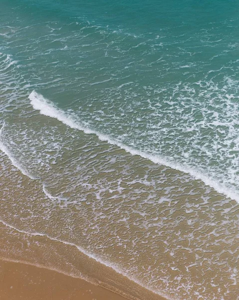 Egy Légi Felvétel Gyönyörű Óceáni Hullámokról Ahogy Találkoznak Homokkal Parton — Stock Fotó
