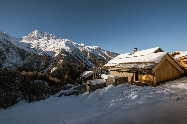 Cabana acolhedora no meio da paisagem mágica de inverno em Sainte-Foy-Tarentaise, Alpes franceses — Fotografia de Stock
