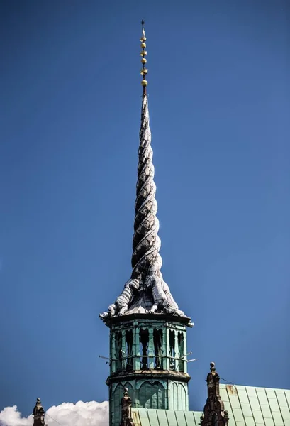 Κάθετη λήψη του πύργου Borsen Copenhagen με μπλε ουρανό στο παρασκήνιο στη Δανία — Φωτογραφία Αρχείου