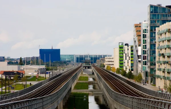 Een Prachtig Shot Van Treinrails Het Midden Van Stad Gebouwen — Stockfoto