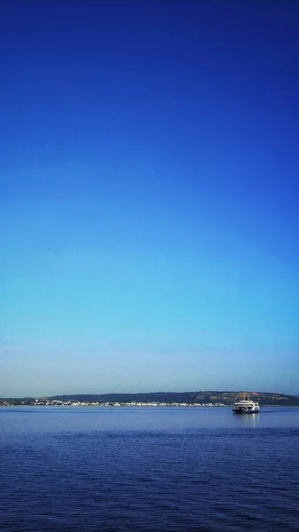 Plan vertical d'un navire naviguant au-dessus de l'océan calme — Photo