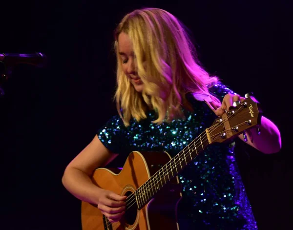 Kitty Macfarlane si esibisce al Chapel Arts Centre di Bath, Inghilterra. 7 novembre 2019 . — Foto Stock