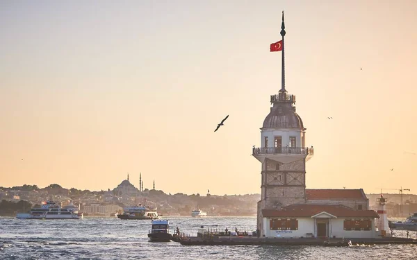 İstanbul 'daki genç kızın İstanbul' daki kulesinin güzel fotoğrafı. — Stok fotoğraf