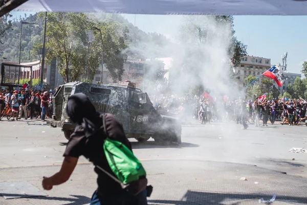 Die santiago-Proteste zeigen ihre Unzufriedenheit mit der chilenischen Regierung aufgrund der sozialen Krise — Stockfoto