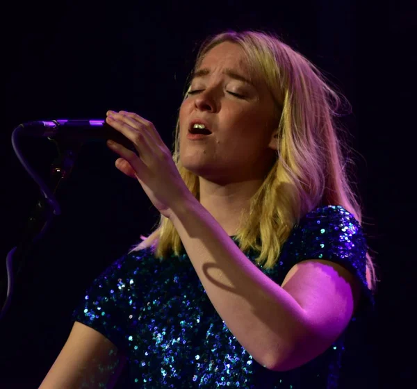 Kitty Macfarlane treedt op in Chapel Arts Centre, Bath, Engeland. 7 november 2019. — Stockfoto
