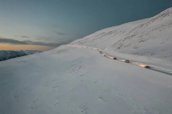 Nagy látószögű felvétel egy havas fagyott konvojról a norvégiai Nordkapp felé. — Stock Fotó