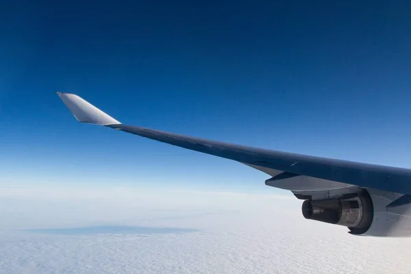 Прекрасний знімок з вікна літака крил над хмарами — стокове фото