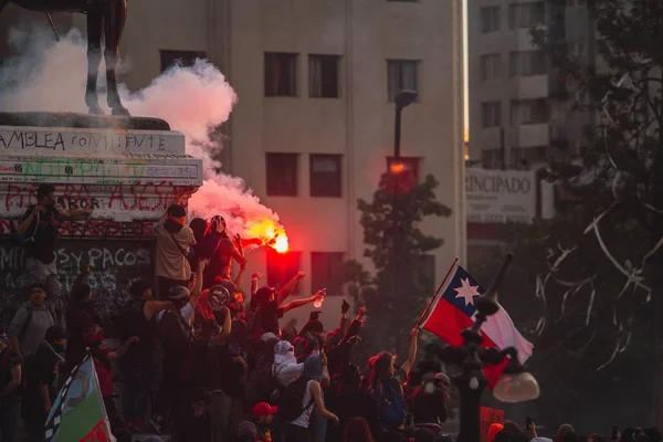 Les manifestations de Santiago montrent leur mécontentement face au gouvernement chilien en raison de la crise sociale — Photo