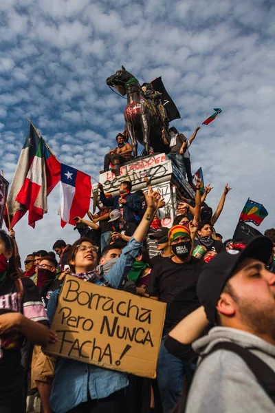 Protesty w Santiago pokazują swoje niezadowolenie z chilijskiego rządu z powodu kryzysu społecznego — Zdjęcie stockowe