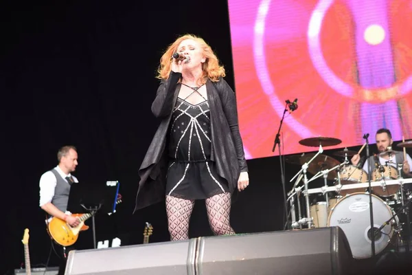 Carol Decker in performance at Let's Rock Retro Festival, Bristol, England. 3 June 2017. — Stock Photo, Image