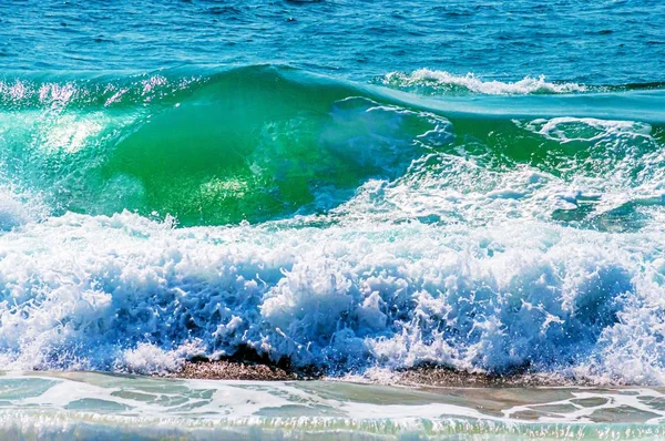 Belo tiro de ondas calmantes e salpicantes do oceano em um dia ensolarado — Fotografia de Stock