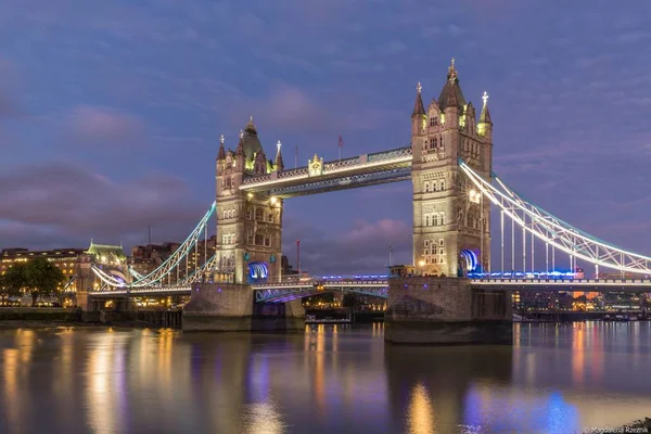 Akşam vakti Londra 'daki ünlü tarihi Tower Bridge' in alçak açılı çekimi. — Stok fotoğraf