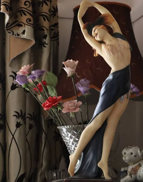 Vertical Shot Statue Female Vase Flowers Lamp — 스톡 사진