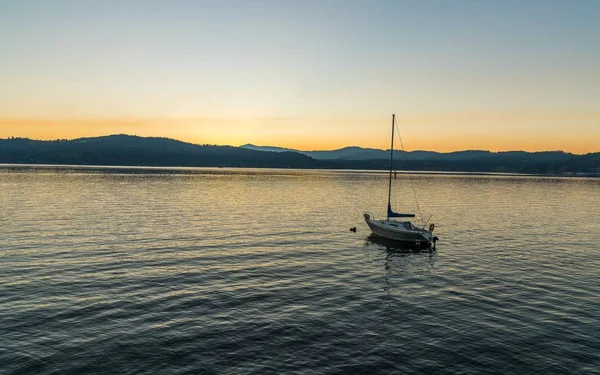 Boat sailing on the sea with mountains in the distance — Stok Foto