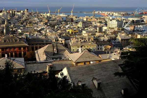 Vista de la ciudad europea desde arriba. mar. Verano —  Fotos de Stock