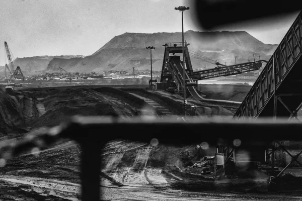 Tiro de construcción a escala de grises en un territorio industrial — Foto de Stock